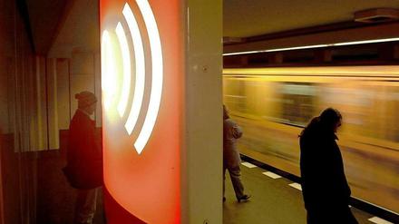 Unfall im U-Bahnhof. An der Spichernstraße wurde ein Fahrgast zwischen Zug und Bahnsteigkante eingeklemmt.