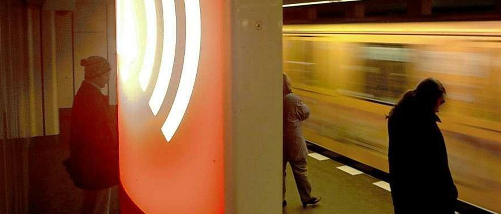 Unfall im U-Bahnhof. An der Spichernstraße wurde ein Fahrgast zwischen Zug und Bahnsteigkante eingeklemmt.