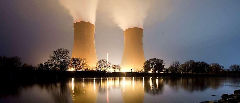 Das Atomkraftwerk Grohnde im Abendlicht.