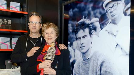 Er war ein Berliner. Horst Buchholz als Fan-Puppe in der Hand seiner Witwe Myriam Buchholz-Bru (daneben Sohn Christopher) sowie auf dem Foto im Hintergrund mit "Eins, zwei,drei"-Regisseur Billy Wilder.