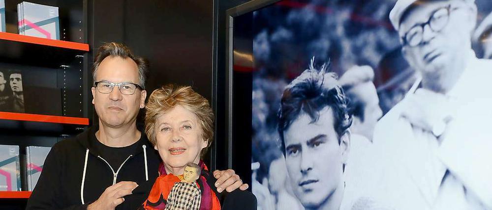 Er war ein Berliner. Horst Buchholz als Fan-Puppe in der Hand seiner Witwe Myriam Buchholz-Bru (daneben Sohn Christopher) sowie auf dem Foto im Hintergrund mit "Eins, zwei,drei"-Regisseur Billy Wilder.