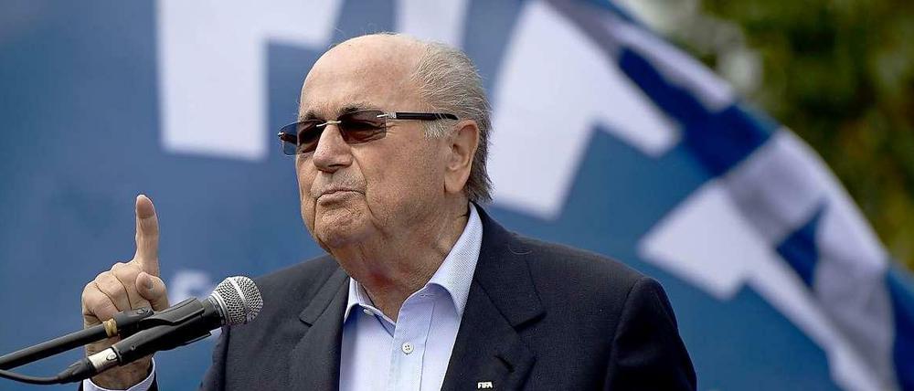 Aufgepasst: Künftig schaut die Schweiz bei den Konten von führenden Sportfunktionären wie Sepp Blatter genauer hin.
