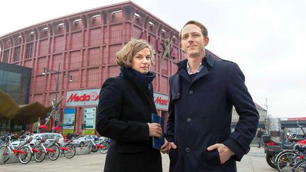 Abriss-Kandidat Nummer Eins: das Alexa. Davor zwei der Atlas-Herausgeber Jeanette Kunsmann und Stephan Burkhoff.