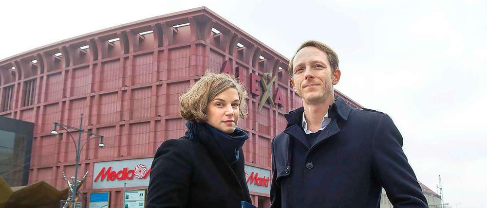 Abriss-Kandidat Nummer Eins: das Alexa. Davor zwei der Atlas-Herausgeber Jeanette Kunsmann und Stephan Burkhoff.