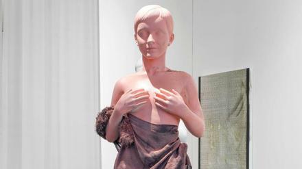 Pinke Skulptur von Emma Watson.