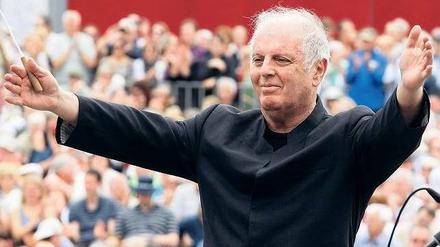 Erfahrung zählt. Warum nicht für einige Jahre einen älteren Maestro wählen und weiter den Markt der Jüngeren beobachten? Warum nicht Daniel Barenboim?  