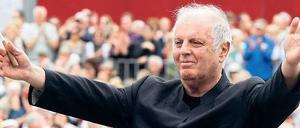 Erfahrung zählt. Warum nicht für einige Jahre einen älteren Maestro wählen und weiter den Markt der Jüngeren beobachten? Warum nicht Daniel Barenboim?  