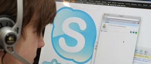 "Und wie läuft's?" - "Ach, super, wir sind hier gerade in einer Werkstatt - die kann ich Ihnen nur leider nicht zeigen, weil der Computer in einem anderen Raum ist." Wer Skype nutzt, kann viel berichten - leider auch Tricks.