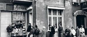 Schlangen für die Schrippen. Nicht nur vor den Bäckereien musste man in Ost-Berlin länger warten.