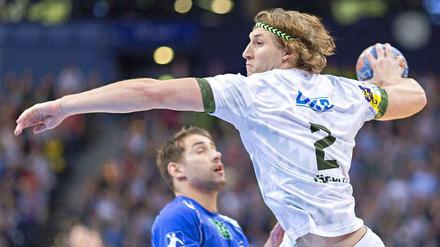 Mit voller Wucht. Colja Löffler ist nach seiner langen Verletzung wieder zurück im Kader der Füchse Berlin. Dank seiner Vielseitigkeit erweitert er damit die taktischen Varianten des Handball-Bundesligisten. 