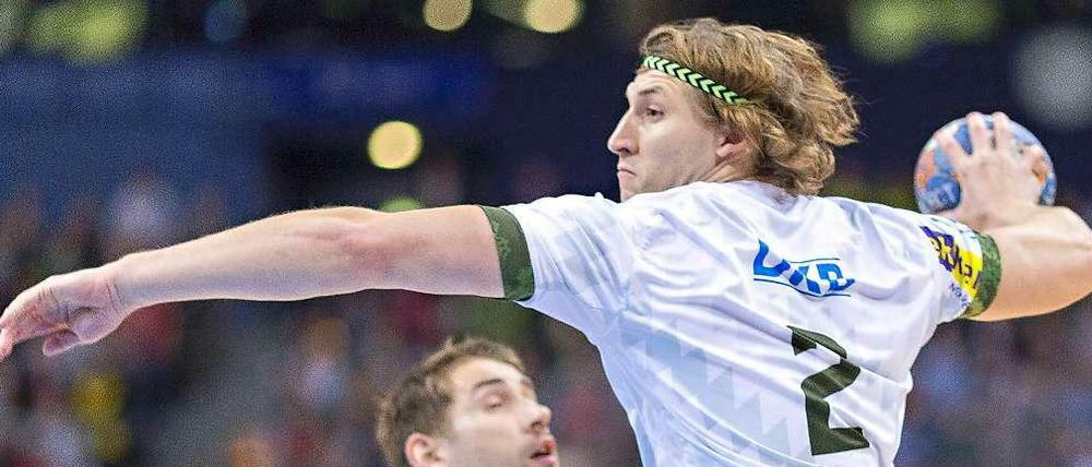 Mit voller Wucht. Colja Löffler ist nach seiner langen Verletzung wieder zurück im Kader der Füchse Berlin. Dank seiner Vielseitigkeit erweitert er damit die taktischen Varianten des Handball-Bundesligisten.