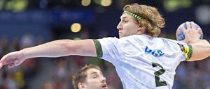 Mit voller Wucht. Colja Löffler ist nach seiner langen Verletzung wieder zurück im Kader der Füchse Berlin. Dank seiner Vielseitigkeit erweitert er damit die taktischen Varianten des Handball-Bundesligisten. 