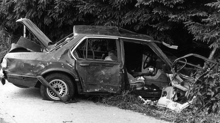 Ein Attentat der RAF: Das Wrack des gepanzerten BMW, in dem der Siemens-Manager Karl Heinz Beckurts und sein Fahrer ums Leben kamen, liegt im Straßengraben.