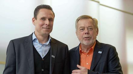 Was hat er sich da angetan? Der zweimalige Bahnrad-Olympiasieger Robert Bartko (l.) mit DESG-Präsident Gerd Heinze. 