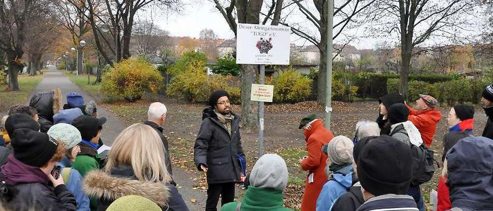 Joshua Kwesi Aikins zeigt den Besuchern seiner Führung „Dauerkolonie Berlin – Eine postkoloniale Stadtführung“ den Kleingärtnerverein „Dauerkolonie Togo“ in Wedding, gegründet 1939. Ziel der Nazis sei gewesen, sagt Aikins, „koloniale Nostalgie zu schüren und im Stadtbild zu verankern.“ Sichtbar bis heute.