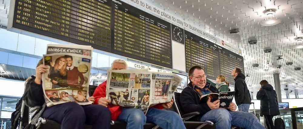 Viel Zeit mussten die Reisenden mitbringen, die sich am Dienstag an die Flughäfen trauten - es sei denn, sie waren Kunden anderer Airlines. 
