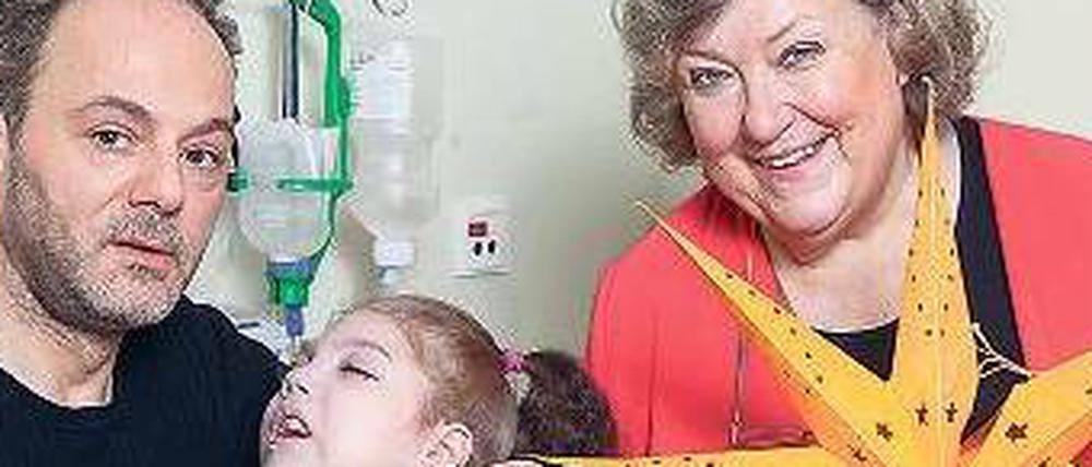 Nicht aufgeben. Marita Trojan vom Kinderhospiz Sonnenhof mit Mohammed Nasser und Houda. Das Kind lebt seit sechs Monaten hier in Niederschönhausen. Es gibt viel Hoffnung und viel Hilfe.