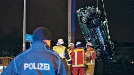 Schlimme Folgen. Die beiden jungen Menschen, die auf dem Rücksitz saßen, konnten sich retten. Der Fahrer schwebt noch immer in Lebensgefahr.
