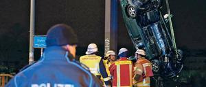 Schlimme Folgen. Die beiden jungen Menschen, die auf dem Rücksitz saßen, konnten sich retten. Der Fahrer schwebt noch immer in Lebensgefahr.