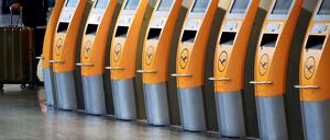 Die Check-in-Automaten der Lufthansa am Flughafen in Frankfurt. 