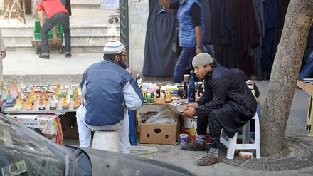Straßenszene vor einer salafistischen Moschee in Tunis. Die meisten radikalen Moscheen hat die Regierung inzwischen wieder unter Kontrolle.