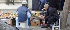 Straßenszene vor einer salafistischen Moschee in Tunis. Die meisten radikalen Moscheen hat die Regierung inzwischen wieder unter Kontrolle.