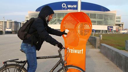 An die kommt jeder ran. Die barrierefreie Mülltonne der BSR, entwickelt von einer Design-Studentin, ist noch in der Erprobungsphase – zum Beispiel hier vor der O2-Arena in Treptow. 