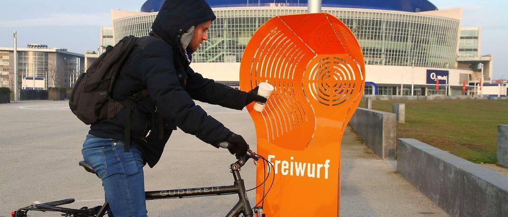 An die kommt jeder ran. Die barrierefreie Mülltonne der BSR, entwickelt von einer Design-Studentin, ist noch in der Erprobungsphase – zum Beispiel hier vor der O2-Arena in Treptow.