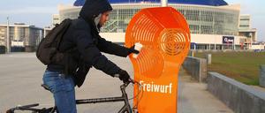 An die kommt jeder ran. Die barrierefreie Mülltonne der BSR, entwickelt von einer Design-Studentin, ist noch in der Erprobungsphase – zum Beispiel hier vor der O2-Arena in Treptow. 