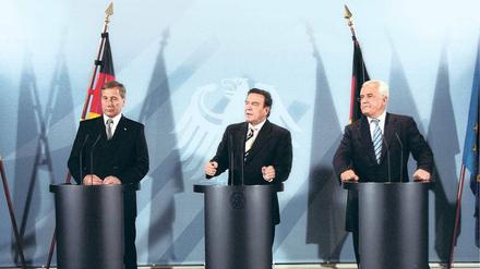 Der damalige Wirtschaftsminister, Wolfgang Clement (SPD), Bundeskanzler Gerhard Schröder und VW-Manager Peter Hartz stellen die Arbeitsmarktreform vor.