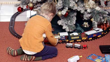 Spielen unterm Tannenbaum. Die Eisenbahn gehört zu den Klassikern unter den Weihnachtsgeschenken.