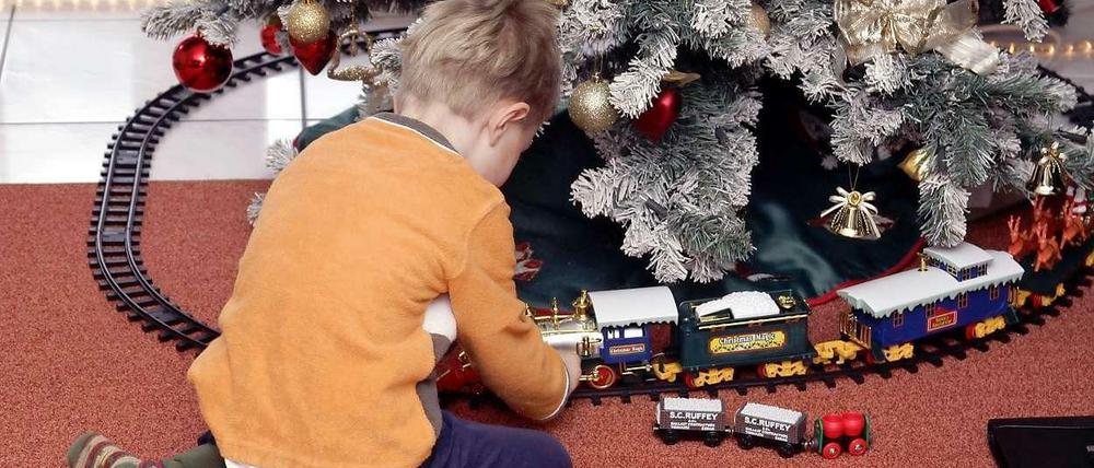 Spielen unterm Tannenbaum. Die Eisenbahn gehört zu den Klassikern unter den Weihnachtsgeschenken.