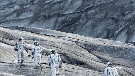 Lebensfeindlich. Die Protagonisten in "Interstellar" suchen eine neue Heimat für den Menschen. Nach wilder Reise durch ein Wurmloch gelangen sie auf einen Eisplaneten. 