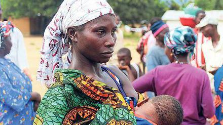 Anstehen für Lebensmittel. Auch diese Mutter hofft in Freetown in Sierra Leone auf Hilfe. In den Privatschulen kontrollieren jetzt Eltern ihre Kinder mit Ohrfieberthermometern.