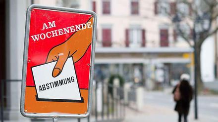 Ein Schild erinnert an die Abstimmung an diesem Sonntag.