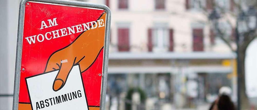 Ein Schild erinnert an die Abstimmung an diesem Sonntag. 