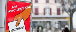 Ein Schild erinnert an die Abstimmung an diesem Sonntag. 