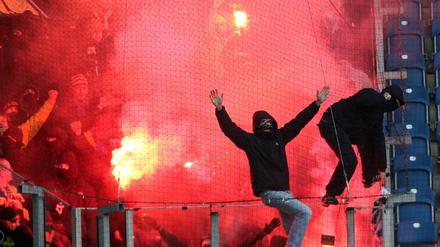 Skandalspiel: Die Dresdner Anhänger zünden bengalische Feuer im Gästeblock in Rostock.