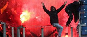 Skandalspiel: Die Dresdner Anhänger zünden bengalische Feuer im Gästeblock in Rostock.