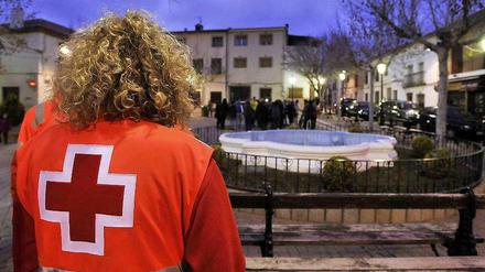 Eine Frau vom Roten Kreuz informiert Bürger der Stadt Ossa de Montiel, 83 Kilometer von Albacete Castilla La Mancha im Zentrum Spaniens, über das Erdbeben und die Auswirkungen.