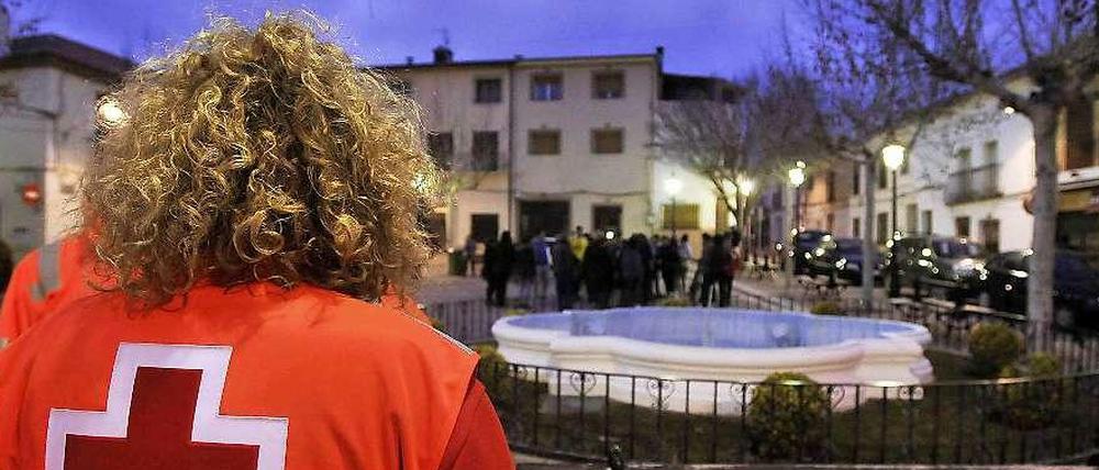 Eine Frau vom Roten Kreuz informiert Bürger der Stadt Ossa de Montiel, 83 Kilometer von Albacete Castilla La Mancha im Zentrum Spaniens, über das Erdbeben und die Auswirkungen.