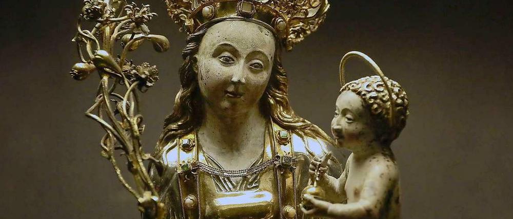 Muttergottes mit Kind aus dem Lüneburger Ratssilber (um 1510). Sie ist Teil des Welfenschatzes, der noch 44 Exponate umfasst und im Berliner Kunstgewerbemuseum aufbewahrt ist. 