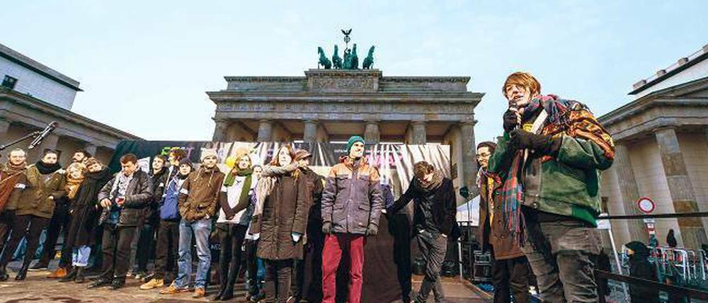Buntes Berlin. Nils Bunjaku ist der mit der bunten Jacke rechts im Bild. Er organisierte das Fest der Vielfalt, das am 1. Februar am Brandenburger Tor gefeiert wurde.