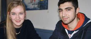 Selina (20) bringt Rasheed (19) Deutsch bei. Danach zeigt sie ihm Berlin - und lernt, wie man halal kocht.