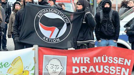 Keine Alternative? Wenn Antifa und Neonazis aufeinanderstoßen, wird es in der Regel etwas unentspannt. Sebastian und Tarik sehen dennoch keine andere Lösung. 