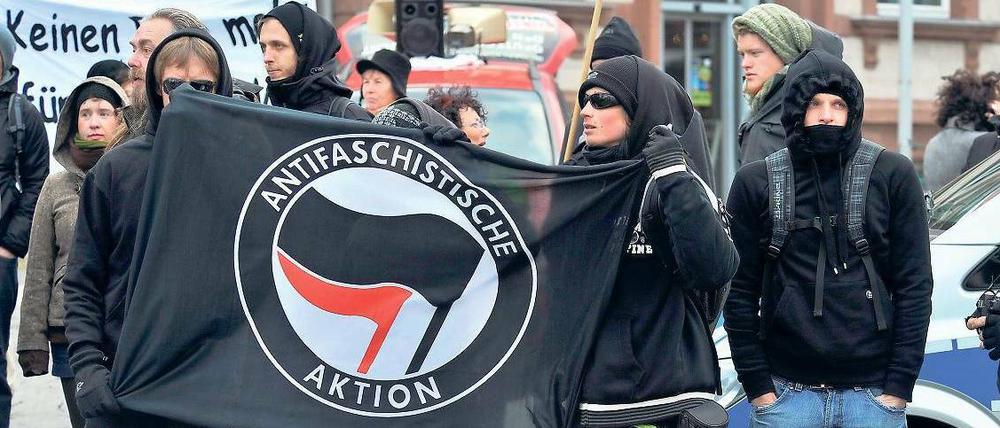 Keine Alternative? Wenn Antifa und Neonazis aufeinanderstoßen, wird es in der Regel etwas unentspannt. Sebastian und Tarik sehen dennoch keine andere Lösung.