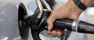 Bei diesen Preisen tankt man gerne nach. In Berlin fielen die Preise für Diesel und Benzin am Samstagabend weiter.