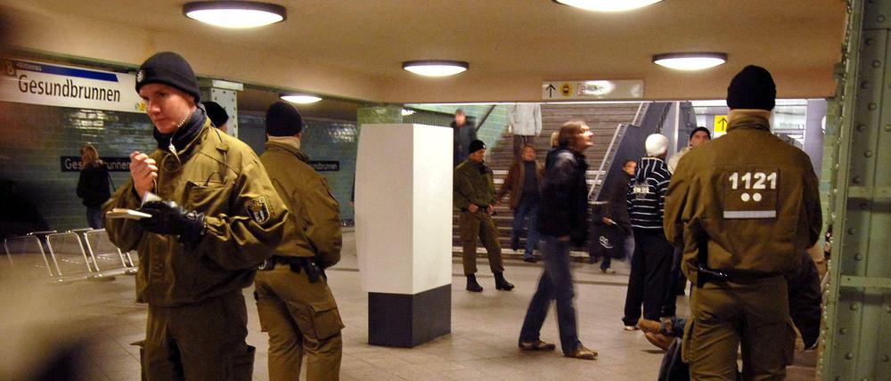 Berlin, deine Dealer, deine Drogen, deine U-Bahn. Es ist ja nicht, dass die Polizei gar nichts versucht. Hier ein Bild aus dem Jahr 2008 bei einer Drogenrazzia in Gesundbrunnen.