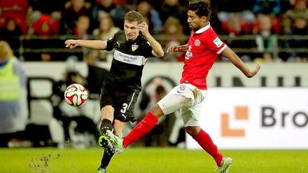 Harter Kampf: Der Mainzer Sami Allagui (r.) und der Stuttgarter Daniel Schwaab (l.) versuchen an den Ball zu kommen.