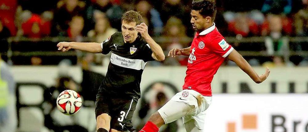 Harter Kampf: Der Mainzer Sami Allagui (r.) und der Stuttgarter Daniel Schwaab (l.) versuchen an den Ball zu kommen.